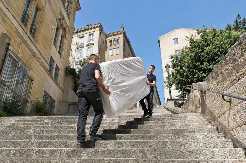 Portage d un matelas housse dans un escalier exterieur lyonnais